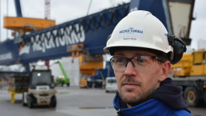 Tapani Mylly. Meyer Turkus informationschef kommunikationschef Tapani Mylly, med vit hjälm på huvudet.