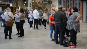 Publiken väntar på att inspelningen ska börja. Publik i foajén väntar på att ett evenemang ska börja.