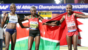 Bronsmedaljören Johannes, världsmästarinnan Chepngetich och silvermedaljören Chelimo. Hlealia Johannes, Rose Chepngetich och Rose Chelimo står med sina länders flaggor.