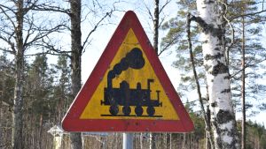 Godstrafiken på Hangö-Hyvingebanan kommer sannolikt att öka efter elektrifieringen. Trafikmärke med diesellok