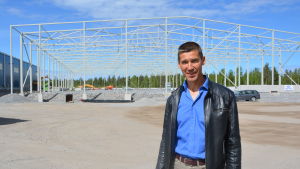 Korsholm satsar stort på att bygga ut Fågelbergets industriområde och locka nya företagare. Tekniska direktören Ben Antell framför däckgrossisten Gripen Wheels femtusen kvadratmeter stora nybygge i området. Ben Antell, Teknisk direktör i Korsholm, vid Fågelbergets industriområde.