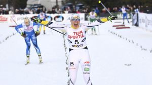Så här glad var Julia Häger efter att hon korsat mållinjen. Julia Häger korsar mållinjen jublandes.