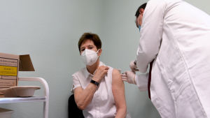 Den ungerska sjuksköterskan Adrienne Kertesz var en av de första som vaccinerades mot covid-19 i Ungern idag. En ungersk sjuksköterska vaccineras med det nya coronavaccinet.