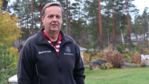 Rune Friman tror att man kommer att lyckas strama åt budgeten inom några år. Rune Friman framför en skog.