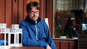 Thomas Grönberg hoppas promenadstråket byggs ut så att området blir mera tillgängligt för alla, oberoende om man har ett funktionshinder eller inte. Thomas Grönberg sitter på en altan i en blå rock. Han tittar in i kameran.