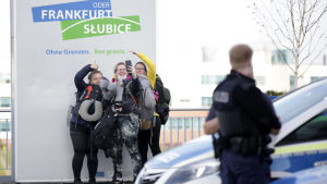 Tre damer tar en selfie vid gränsen. Också för fotgängare är gränsövergången mestadels stängd, men de har åtminstone lättare att röra sig. Tre damer tar en selfie vid gränsen Slubice-Frankfurt (på den tyska sidan) bredvid de långa bilköerna.