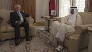 USA:s utrikesminister Rex Tillerson i ett möte med emiren av Qatar, sheikh Tamim Bin Hamad al-Thani i Doha den 13 juli. USA:s utrikesminister Rex Tillerson i ett möte med emiren av Qatar, sheikh Tamim Bin Hamad al-Thani i Doha den 13 juli.