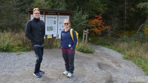Marko Nieminen hade inte velat "kila in" bilen i den alltför smala parkeringsplatsen. Minja Huopalainen blev för sin del förvånad över mängden bilar en vanlig vardag. Marko Nieminen & Minja Huoplainen som besökte Sibbo storskog 02.10.20