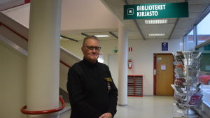 Frank Holmlund säger att ungdomarna kommer strax efter klockan 15. Två timmar senare är det lugnt på bibban igen. En man i väktarkläder står nere vid en trappa. I taket hänger en skylt där det står "bibliotek". Han ser ganska glad ut.
