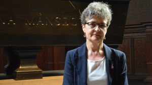 Marja Routi tycker att säkerheten i Åbo domkyrka håller en god nivå. Marja Routi framför graven av Carina Månsdotter i Åbo domkyrka.