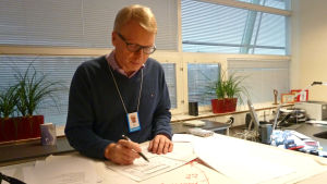 På Tapio Koivus arbetsrum ligger planerna på tilläggsbyggnaden utspridda över mötesbordet Tapio Koivu, vd för Heureka.