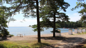 På Plagens badstrand är rökarna anvisade en bänk som ligger längst till vänster om badhytterna. Avskilt område för rökare på strand