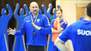Lindgren tog över som förbundskapten förra sommaren. Ola Lindgren instruerar spelarna under sitt första träningspass med herrlandslaget i handboll-