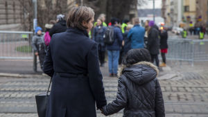 I god tid före festen har det börjat bildas en kö utanför Ständerhuset. Noha Albu-Mohammed med Mia Heijnsbroek-Wirén