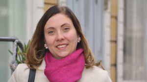 Anette Karlsson (SDP) flaggar för modersmålsinriktad svenska i Borgå. Anette Karlsson
