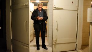 Fastighetsmäklare Kenneth Hansson mellan skyddsrummets bastanta järndörrar. Kenneth Hansson i ett befolkningsskydd