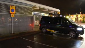 Fyra platser finns reserverade för taxibilar vid busstationen. Pakettaxi står parkerad vid en taxiplats.