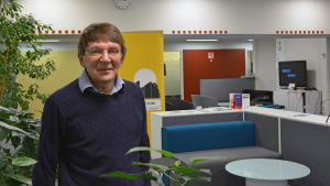 Jan Westerholm tror att datorplattformen i framtiden kommer att bli allt vanligare. man står i ett rum i en högskola. Runt honom finns några gröna bladväxter.