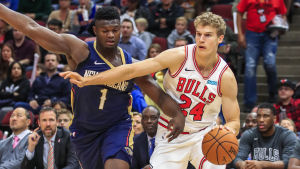 Lauri Markkanen mot sommarens draftetta Zion Williamson i en träningsmatch. Lauri Markkanen anfaller mot Zion Williamson.