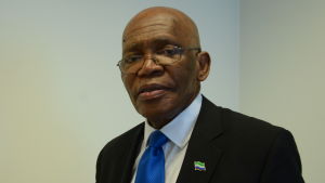 Sierra Leones ambassadör Edward Turay vågar inte åka hem innan ebolaepidemin är förbi Edward Mohamed Turay