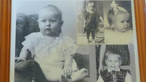 Svartvita bilder av barn. Holger Grönroos är uppe i mitten. Hans mamma till vänster och barnen till höger.