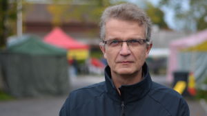 Hangös direktör för teknik- och miljöförvaltningen vid Hangö stad Jukka Takala Man står på marknadsplats.