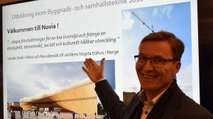 Mats Lindholm hävdar att ett förändrat klimat påverkar utbildningen och byggbranschen i sin helhet. Mats Lindholm visar bilder som relaterar til byggundervisningen på Novia.