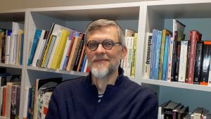 Johannes Brusila i sitt arbetsrum. Johannes Brusila, fotograferad i sitt arbetsrum hösten 2019.