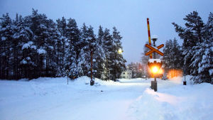 Plankorsningen mitt i centrala Svartå kan snart vara ett minne blott. En plankorsning där ljusanordningen lyser. Bommarna är uppe. Marken är täckt av snö.