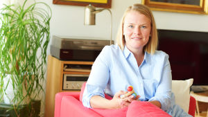 Lena Sommer är rektor för Hangö medborgarinstitut. Hon är glatt överraskad då många Hangöbor har anmält sig till årets kurser. Lena Sommer sitter i en röd soffa och har en barnleksak i handen.