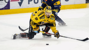 Miikka Pitkänen satte segermålet mot Lukko. Miikka Pitkänen försöker nå pucken framåtböjd.
