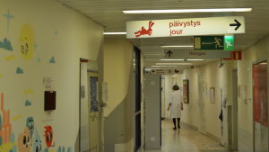 Kikhosta kan vara livsfarligt för spädbarn. Korridor på barnkliniken i Helsingfors.