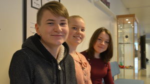 Abbe Karlsson, Erin Lindblom och Hanna Gustafsson vill också lära sig hur man känner igen hur någon annan mår dåligt. Ungdomar sitter på en bänk i skolans korridor.