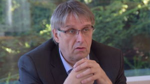 Kommundirektör Juha-Pekka Isotupa föreslog att Sjundeå inte skulle gå med i Apotti. Bild från 2018. En allvarlig man sitter med löst knäppta händer framför sig. Sjundeås kommundirektör Juha-Pekka Istupa