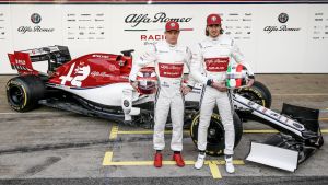 Räikkönen och Antonio Giovinazzi är stallkamrater den här säsongen. Kimi Räikkönen och Antonio Giovinazzi står framför bilen
