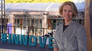 Anna Valtonen, vice rektor på Aalto Universitetet talade på Innoveit 2019 om den kreativa industrin. Vicerektor Anna Valtonen står framför ingången till konferensen Innoveit 2019 i Budapest, Ungern.