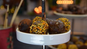 Ett kakafat med raw food-bollar garnerade med bipollen och kakaopulver.