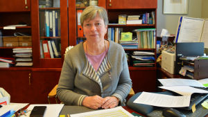 Borgå gymnasiums rektor Monica Johansson kommer att dela ut stipendier i en livestream. (Arkivbild.) En kvinna sitter bakom ett skrivbord med mycket papper på.