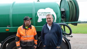 Entreprenör Thomas Lindqvist och husägare Caj Degerholm snackar skit, kunde man kanske säga. Thomas Lindqvist och Caj Degerholm