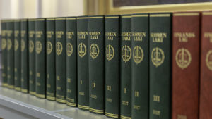 Lagen borde alltid vara lika på de båda officiella språken - men det är den inte lakikirjoja Korkeimman hallinto-oikeuden tiloissa Fabianinkatu 15, Helsinki