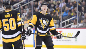 Olli Määttä i Pittsburgh Penguins. Juuso Riikola (50) och Olli Määttä bildar backpar i Pittsburgh.