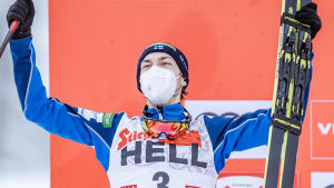Ilkka Herola försöker förbättra sin femteplats från VM i Seefeld. Ilkka Herola jublar på pallen.