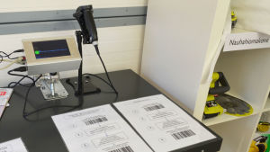 Här kan man lösa ut ett redskap efter att man har registrerat sig på nätet. Scanner och streckoder på ett bord.