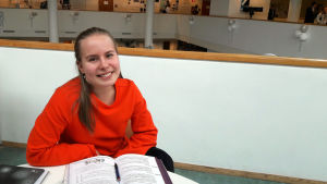 Patricia Buchert satsar på fysik, matematik och kemi. Patricia Buchert i Gymnasiet Lärkan.