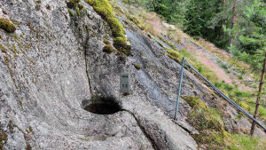 Tomten är en av de mindre jättegrytorna i området. En liten urholkning, jättegryta, i ett berg.