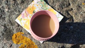En kopp kaffe på farstukvisten kan ge morgonen en bra start. en kopp kaffe i morgonsol