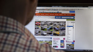 Nettiautokaupan sivuja selaillaaan.