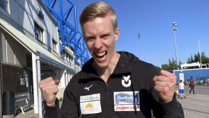 Kristian Pulli var jublande glad. Kristian Pulli jublar efter finskt rekord.