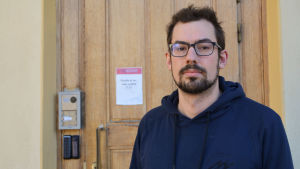 Jonas Lemberg var glad över att hitta en arbetsplats i it-branschen med kontor i centrala Borgå. Han hade redan väntat sig åratal av pendlande till Helsingfors. jonas framför en dörr