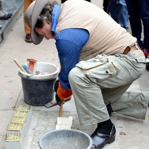 Gunter Demnig i aktion Konstnären Gunter Demnig lägger så kallad stolpersteine. Stolpersteine är en minnesplatta med ett namn på en person som förintats av nazisterna.